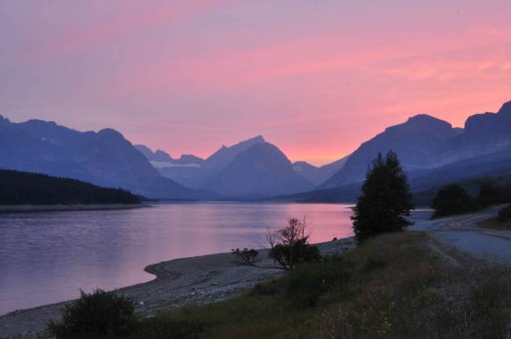 As luzes mágicas do entardecer na região de Many Glacier, no Glacier National Park, em Montana, nos Estados Unidos